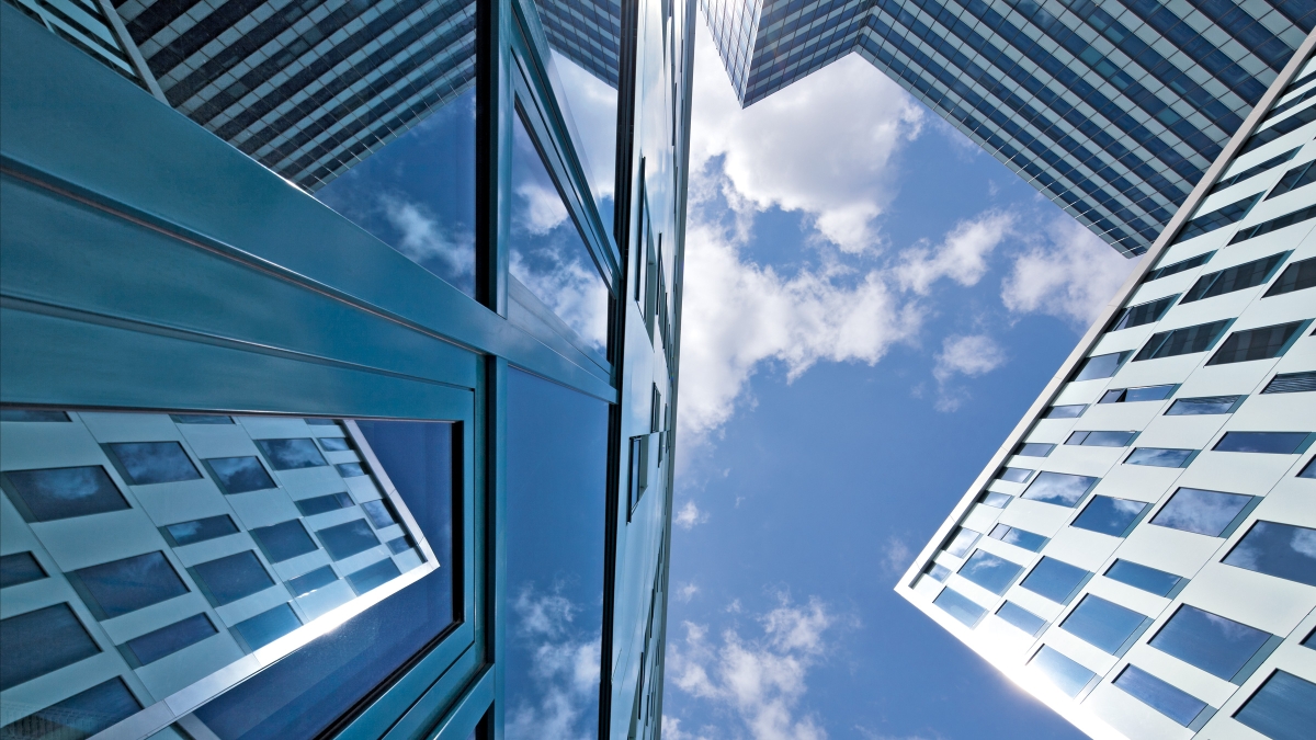 Perspektiven auf Immobilien einmal anders: der Blick in den Himmel zeigt sich spiegelnde Fassaden
